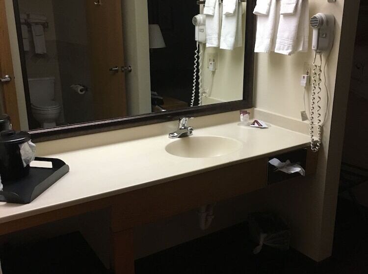 ホテル Moose Lake Lodge & Suites