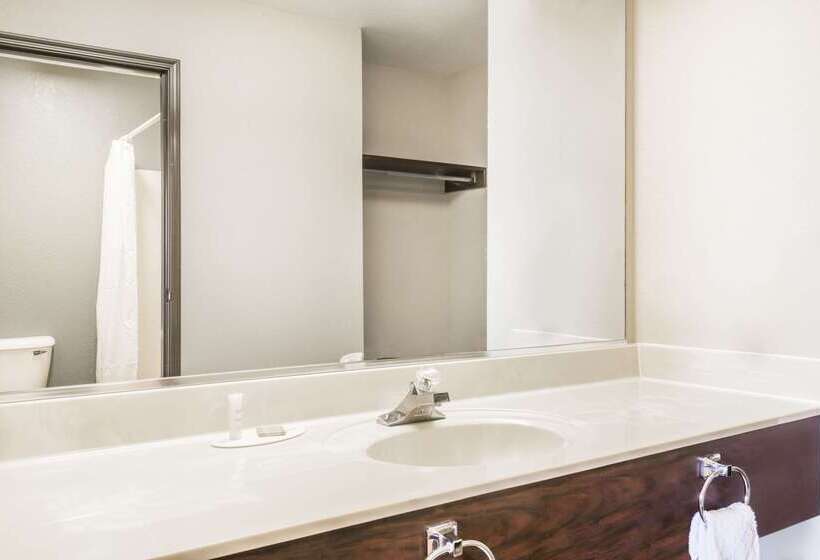 فندق Super 8 By Wyndham Madison In