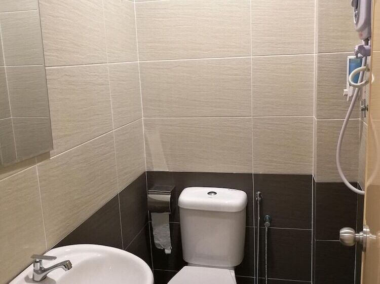 هتل First Guest House Cheras