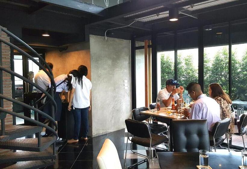 هتل The Logbook Room And Cafe