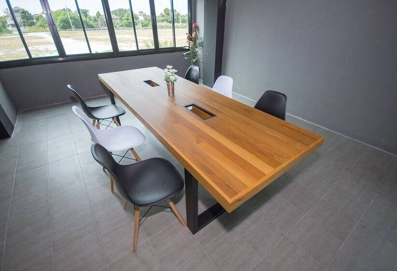 هتل The Logbook Room And Cafe