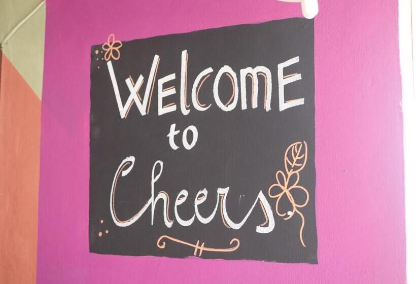 تختخواب و صبحانه Cheers Guesthouse