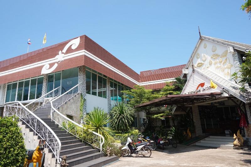 هتل Thatphanom Place