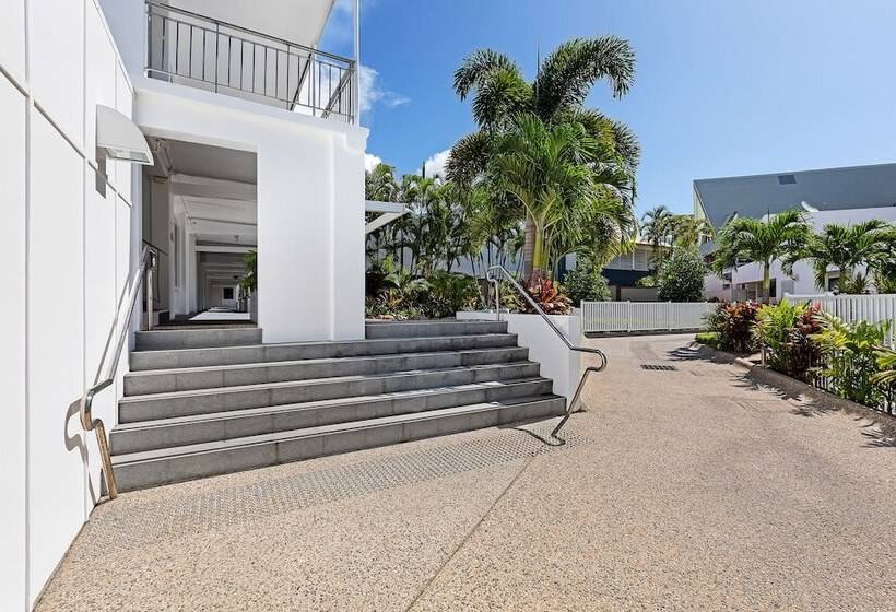 Отель Airlie Beach