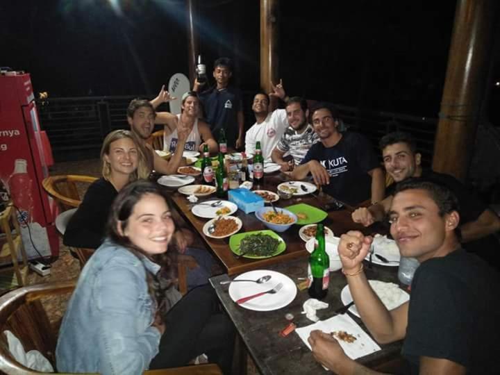 פנסיון Arrys Watukarung Surfcamp