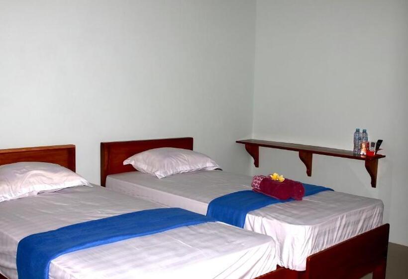 פנסיון Arrys Watukarung Surfcamp