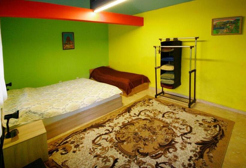 بنسيون Chuchi Guest House 1