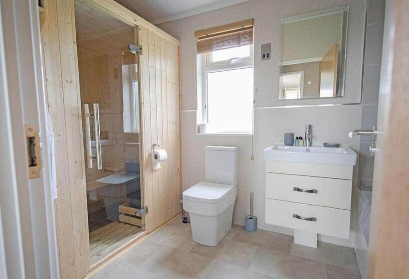 אתר נופש Athelington Hall Farm Lodges