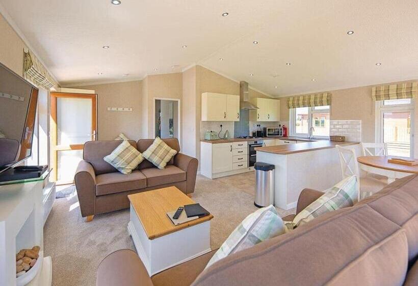 אתר נופש Athelington Hall Farm Lodges