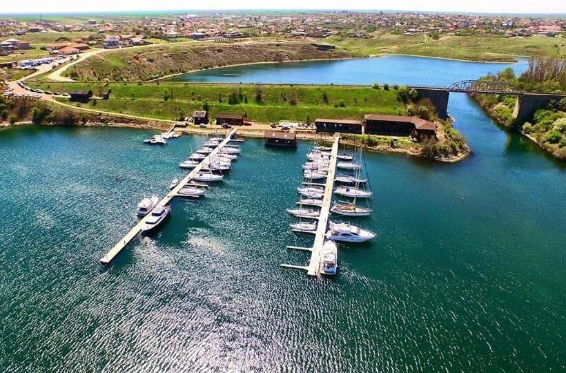 استراحتگاه Lifeharbour Limanu