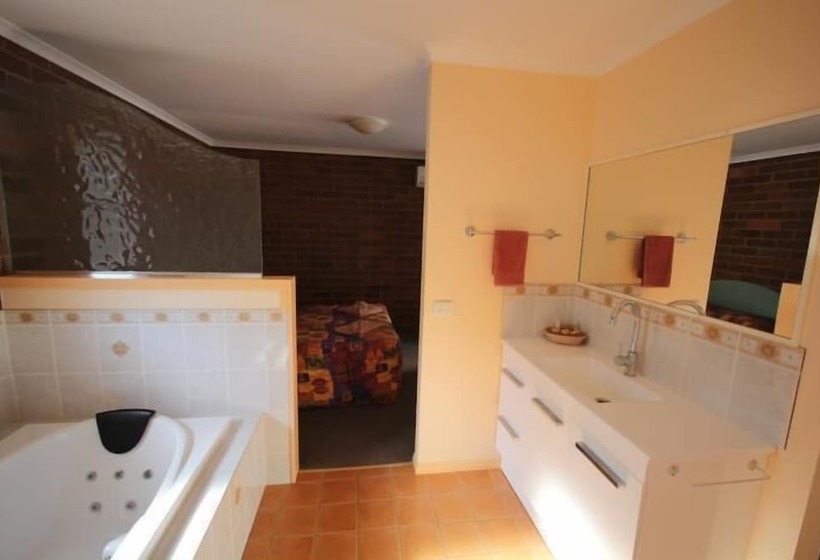 Rubyvale Motel & Holiday Units   An Adults Only Getaway