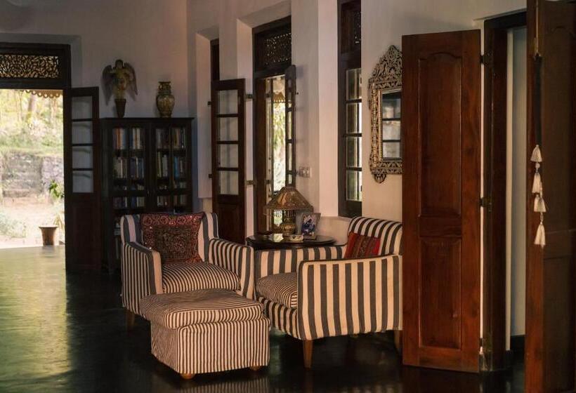 تختخواب و صبحانه Sri Mathie Historic Estate