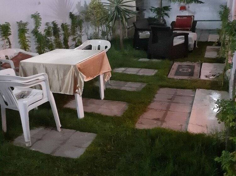 تختخواب و صبحانه The Chedy Home