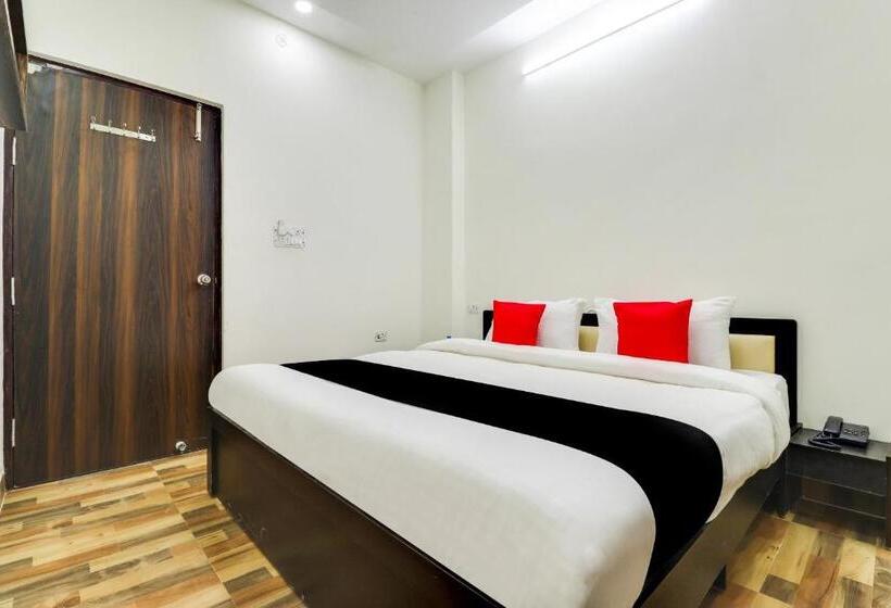 فندق Collection O Pratik Inn