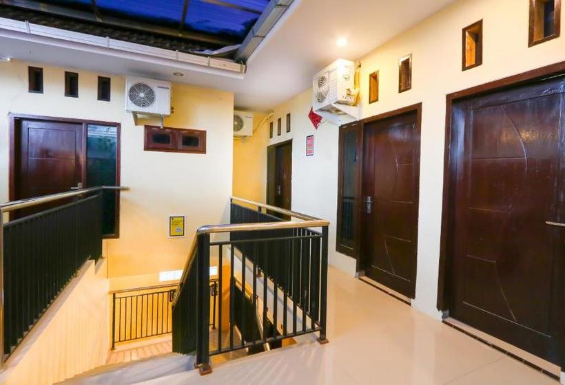 ホテル Oyo Life 3064 Mahameru Kost Putra