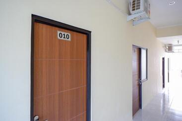پانسیون Reddoorz Near Graha Saba Buana Solo