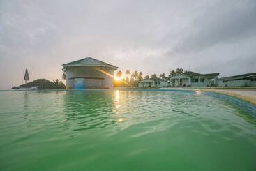 هتل Karela Beach Resort