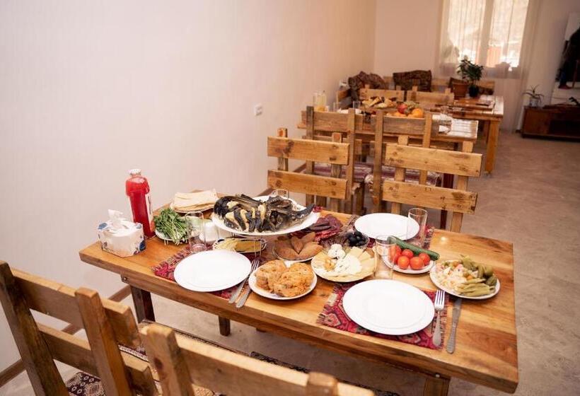 پانسیون Bjnihouse, Guest House