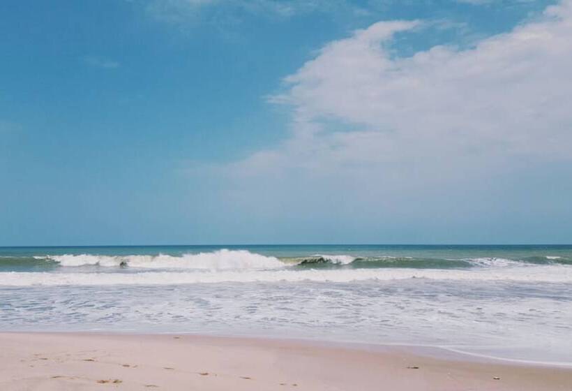 Отель Tills Beach