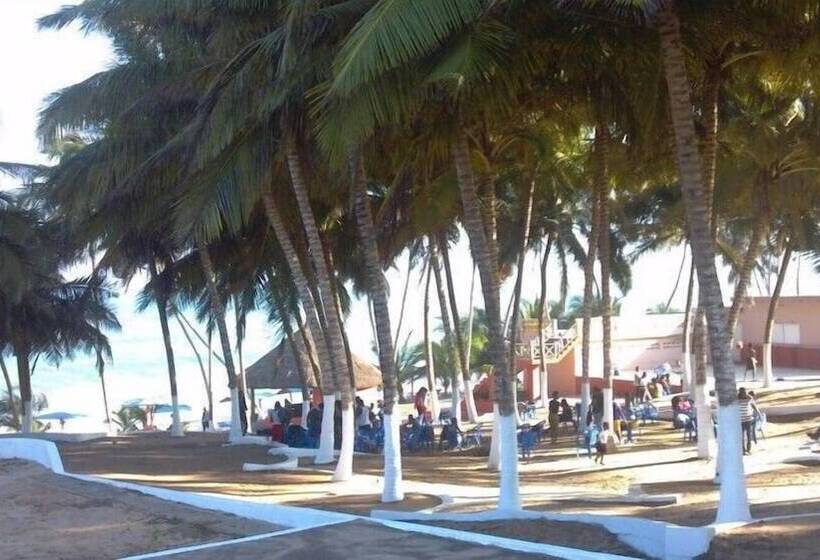 Отель Tills Beach