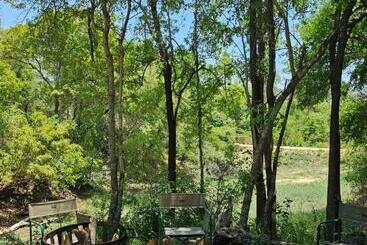 هتل Kingfisher Creek Safari Lodge