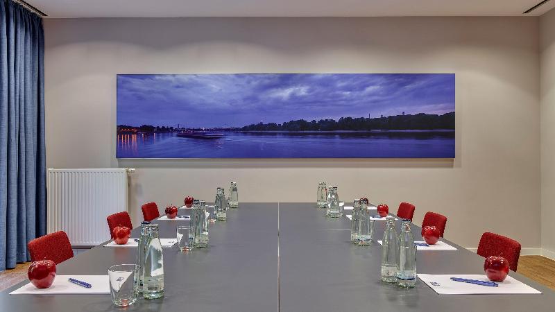 هتل Holiday Inn Express Frankfurt Messe, An Ihg
