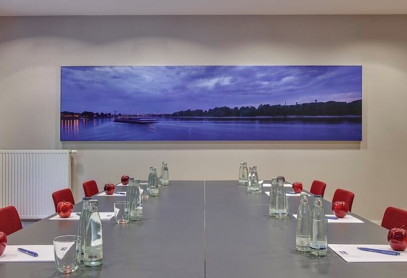 هتل Holiday Inn Express Frankfurt Messe, An Ihg