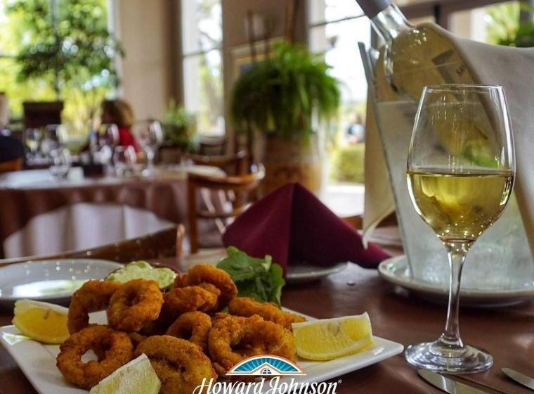 Howard Johnson Rio Ceballos Hotel Y Casino