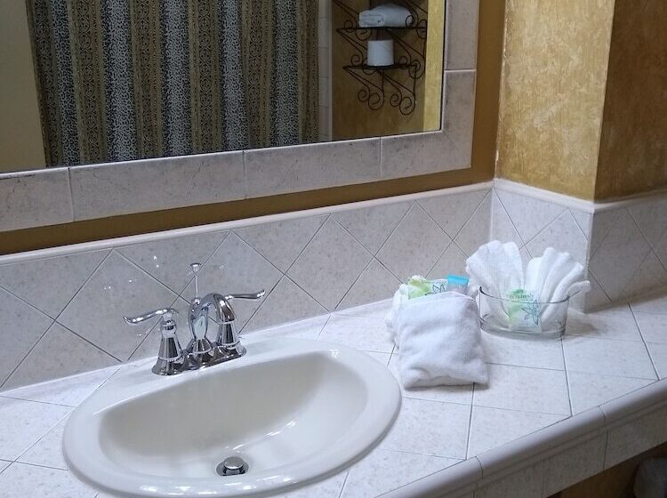 هتل The Great House Inn
