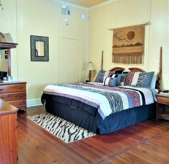 هتل The Great House Inn