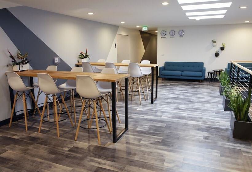 هاستل Stay Classy