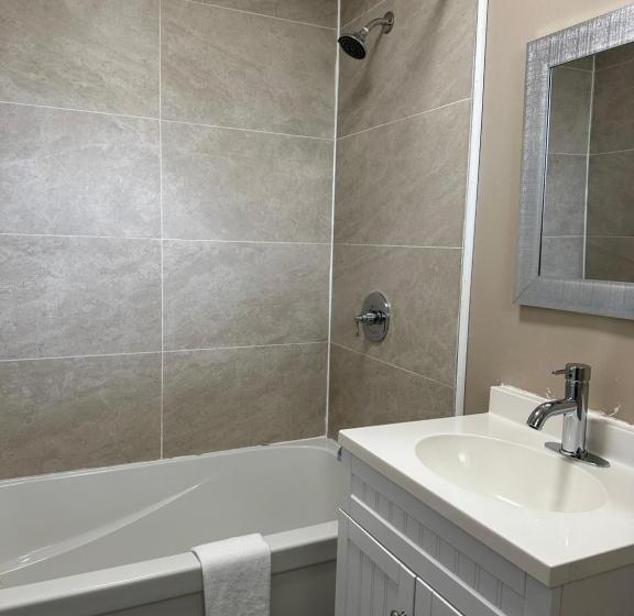 فندق على الطريق Champlain Motor Inn