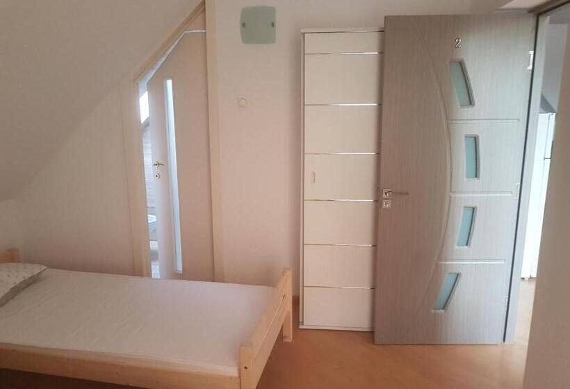 پانسیون Lara Guest House