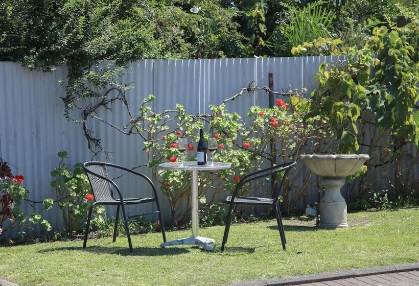 Отель Bks Palm Court Motor Lodge