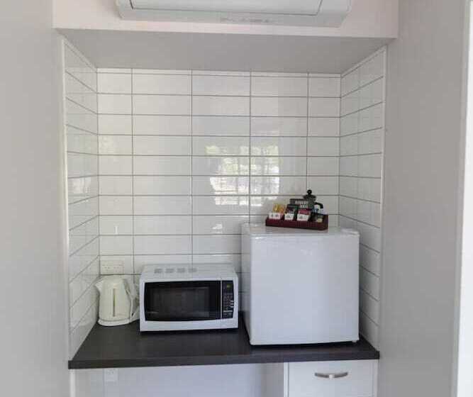 Отель Bks Palm Court Motor Lodge