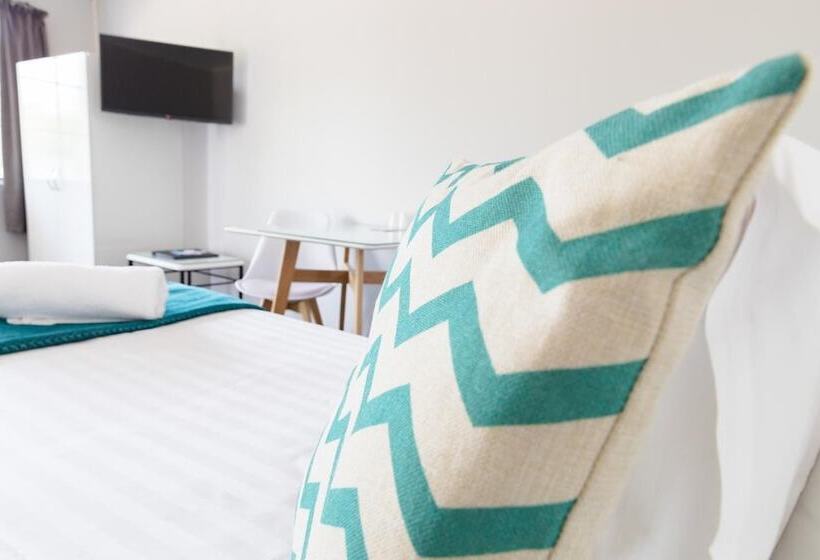 Отель Bks Palm Court Motor Lodge