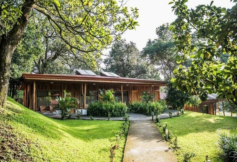 هتل Hacienda Guachipelin