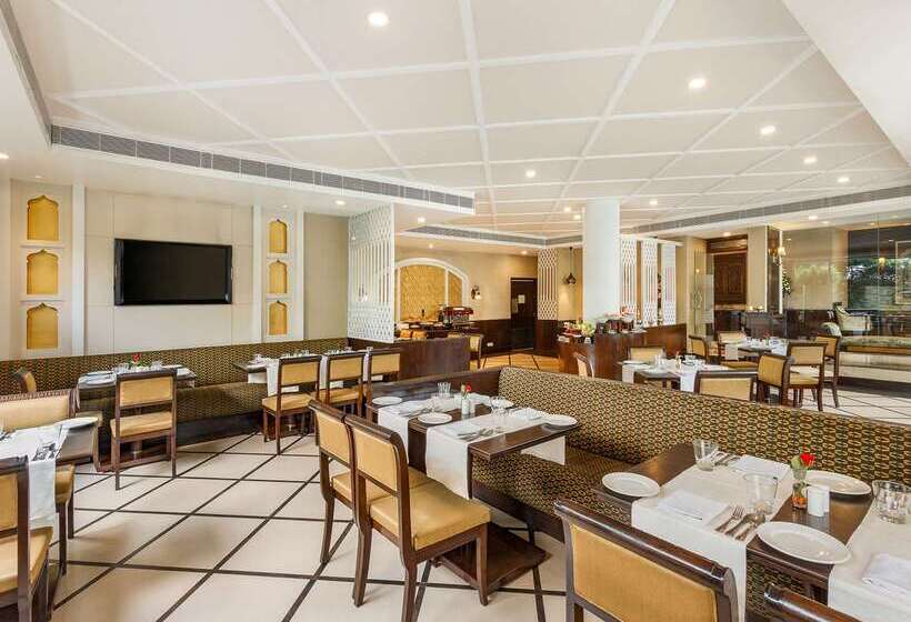 בית מלון כפרי La Place Sarovar Portico