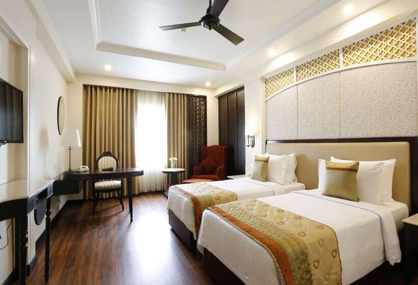 בית מלון כפרי La Place Sarovar Portico