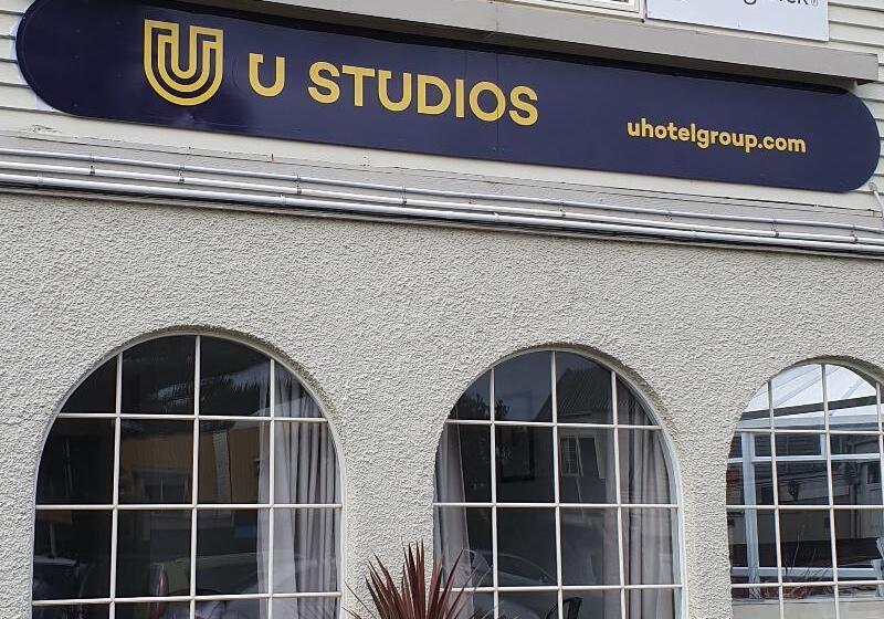 مُتل U Studios Paraparaumu Beach