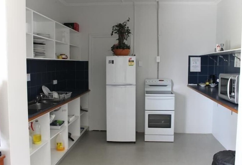 Общежитие Tin Can Bay Budget Accommodation