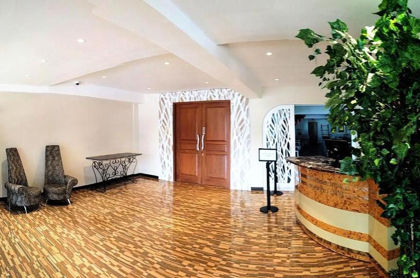 Отель Mine Home Kebon Kawung