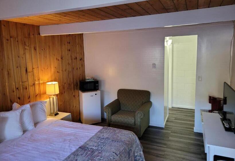 Pines Motel