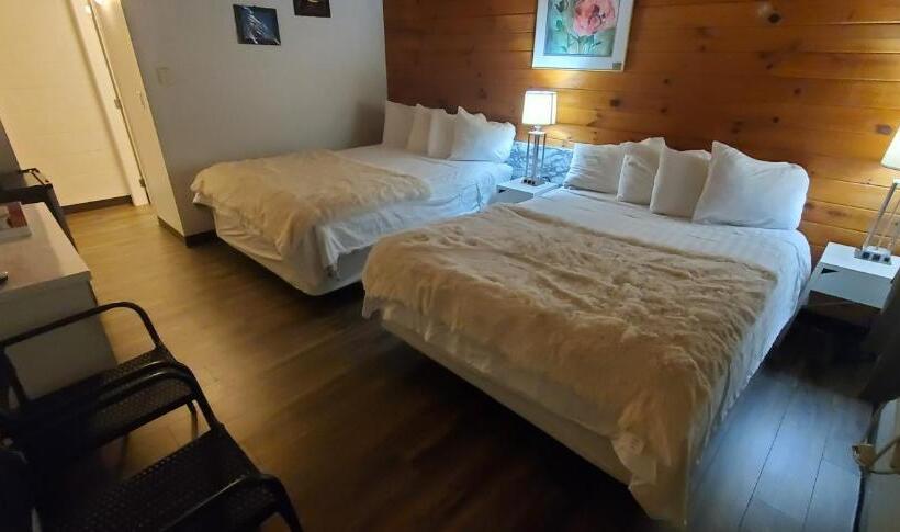 Pines Motel