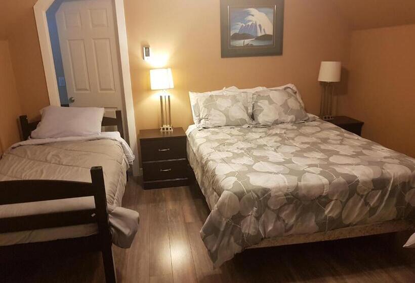 Pines Motel