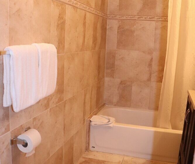 هتل On Hollywood Beach  Affordable Two Bedrooms Sleeps 6 With Two Bathrooms