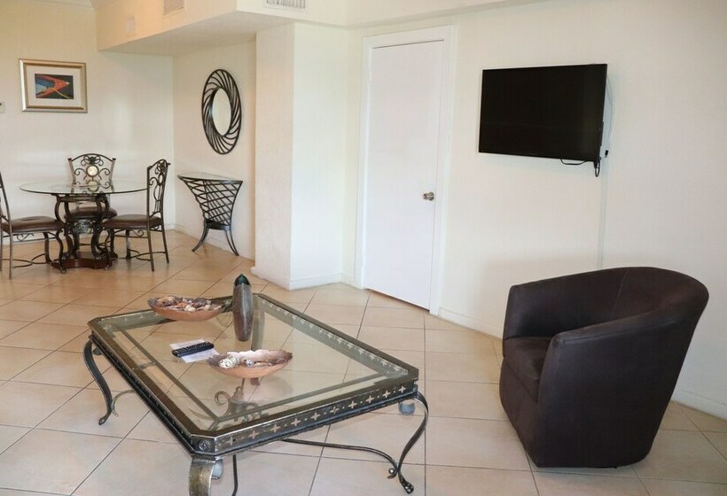 هتل On Hollywood Beach  Affordable Two Bedrooms Sleeps 6 With Two Bathrooms
