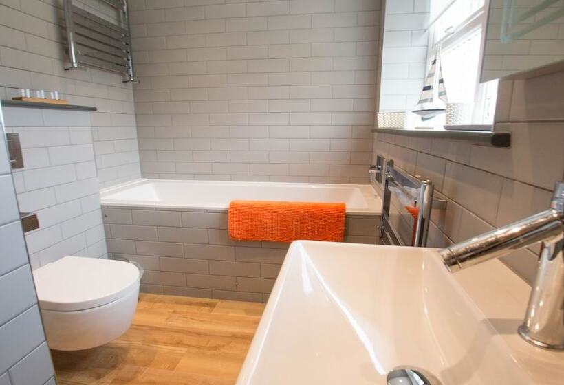 Beach Breeze Croyde 2 Bed, Sleeps 4 5, Sea Beach Views