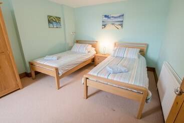 Beach Breeze Croyde 2 Bed, Sleeps 4 5, Sea Beach Views