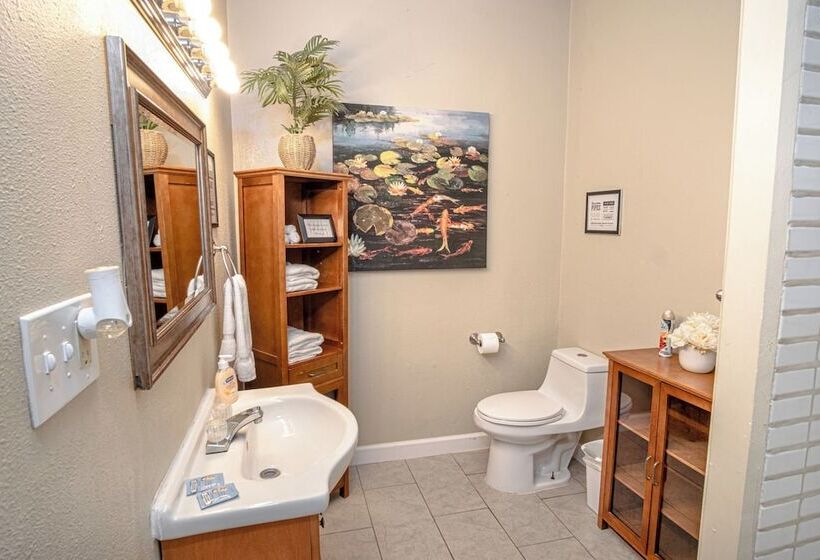 Large 3br/2ba Family Home W/patio Near Downtown!